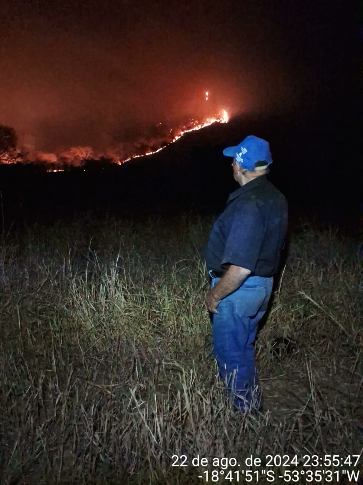 Imagem de compartilhamento para o artigo Prefeito Juvenal Consolaro, com Muita Tristeza, Observa na Madrugada o Fogo Devastando Mais de 500 Hectares em Figueirão da MS Todo dia